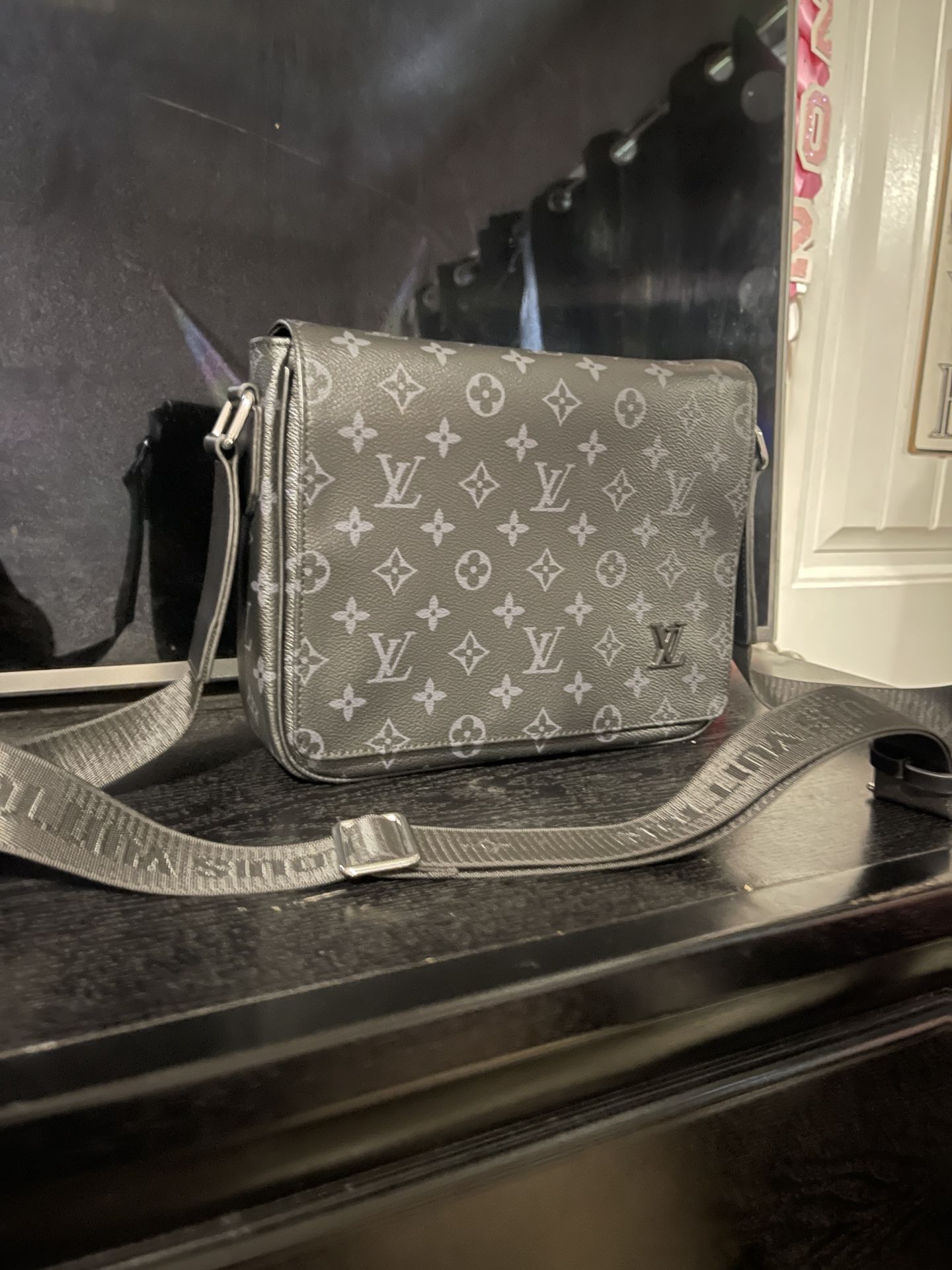 Luis Vuitton Messenger Bag