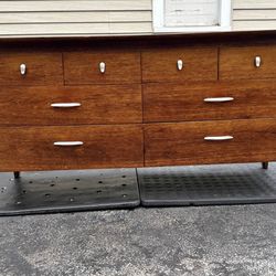 Mid-Century Modern 8 Drawer Dresser/Credenza/Media center Walnut John Van Koert Drexel.