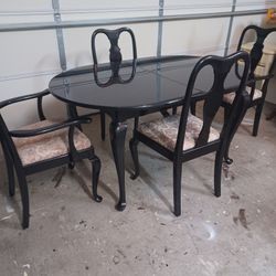 Italian Black Lacquer Dining Table, Built In Leaf With 4 Chairs