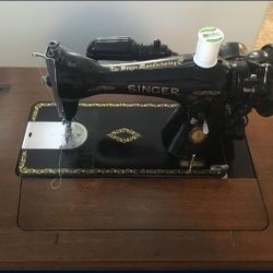 Vintage Singer Sewing Machine w/Cabinet