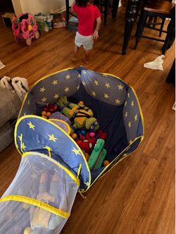 Ball pit with tunnel
