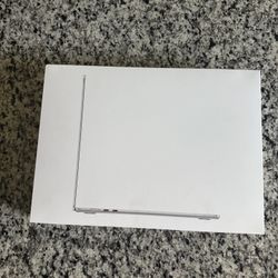 Apple MacBook Air 15” (2025) – M4, 24GB RAM, 1TB SSD 