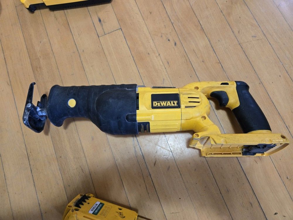 Dewalt 36-Volt DC305 Reciprocating Saw & DC9000 Charger