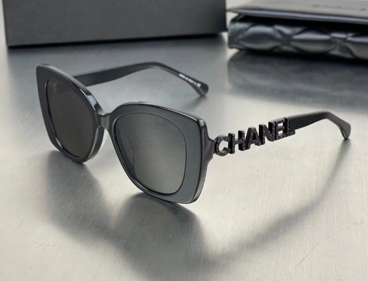 Personality and elegance Injection molding Square sunglasses Women's black/grey