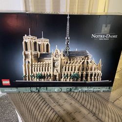 LEGO  Notre-Dame de Paris (set number 21061).
