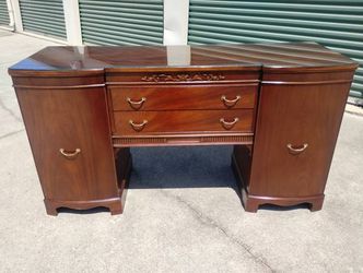 Mid 1900's Flame Mahogany Sideboard w/Glass Top