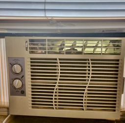 GE Air Window Conditioner- 5500 BTU - ICE COLD