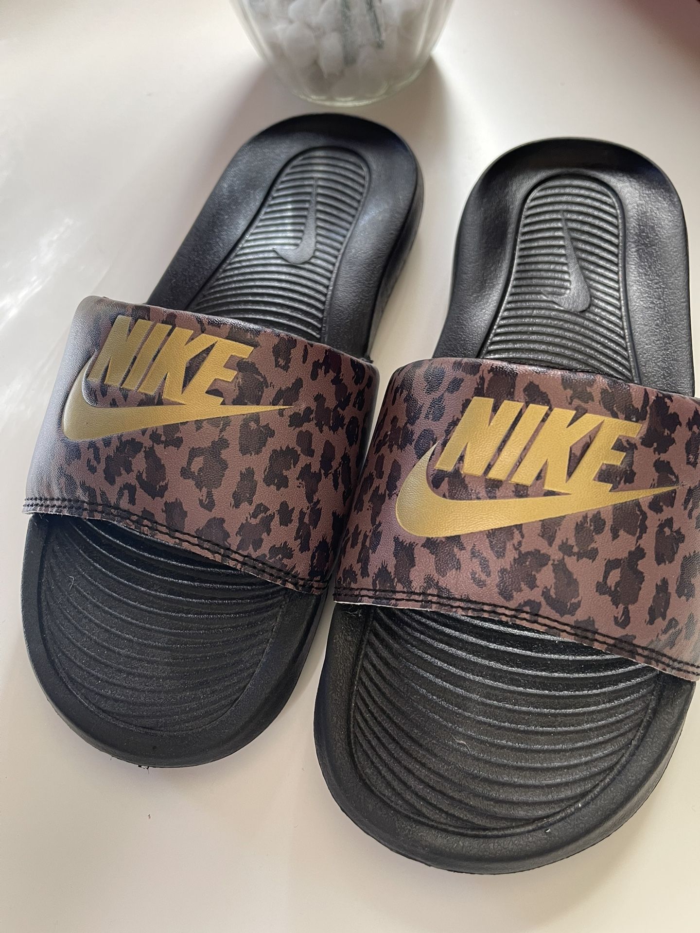 WOMEN NIKE Victori One Slides *Cheetah