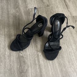 Black Women’s Heel (size 7)