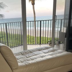 Baer’s Genuine Leather beige Chaise Lounge