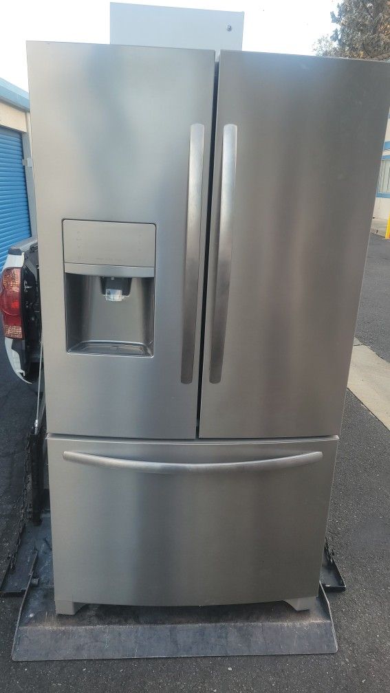 FRIGIDAIRE REFRIGERATOR WORKS GREAT ICE WATER CAN DELIVER