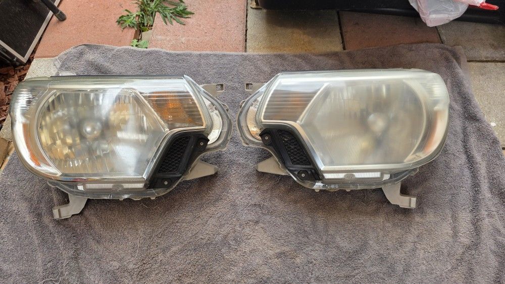 2014 Toyota Tacoma Stock Headlights