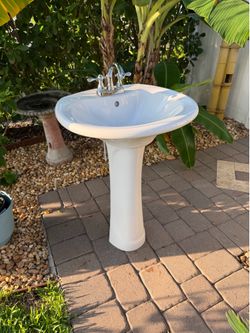 LIKE NEW PEDESTAL SINK