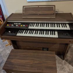 Yamaha Electone B-4CR organ. 