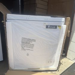 TITAN Chest Freezer