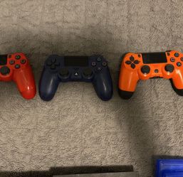 3 Playstation 4 controllers