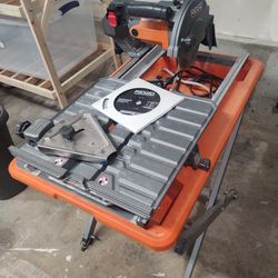 Rigid 7 inch Wet Tile Saw with Stand