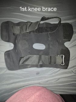 Knee braces with metal side stabilizers. Multiple sizes