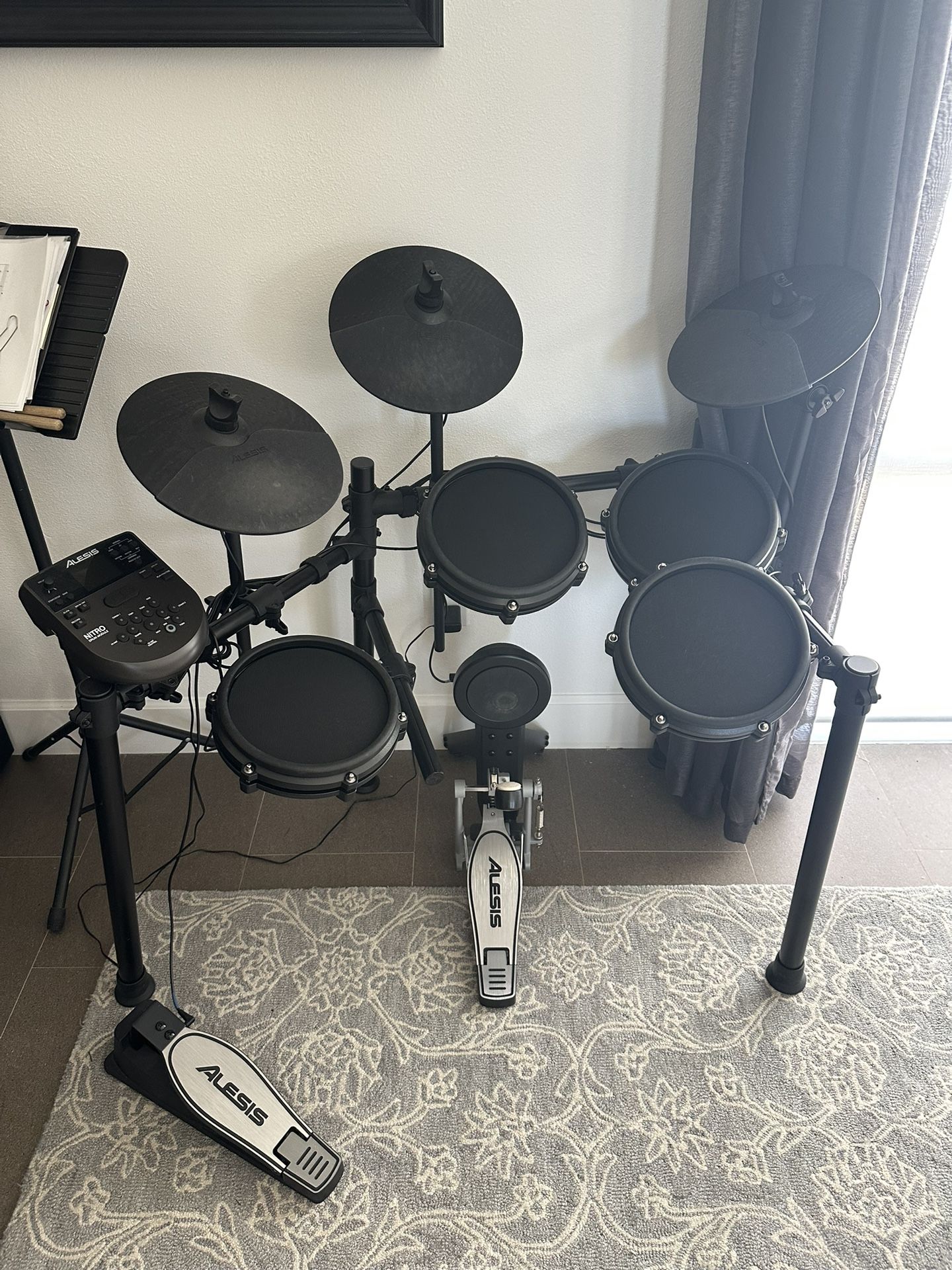 Alesis Nitro Mesh Kit - Electronic Drum Set with Quiet Mesh Pads, USB MIDI, Kick Pedal and Rubber Kick Drum, 40 Kits, 385 Sounds