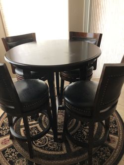Counter Height 36" Round Table w/4 Swivel Chairs