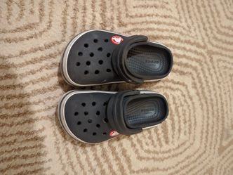 Crocs toddler size 8 black fits like 7