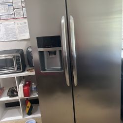 Refrigerator 