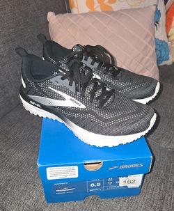 Brooks Revel 6, new, size 8.5 men (also fits 10 women)