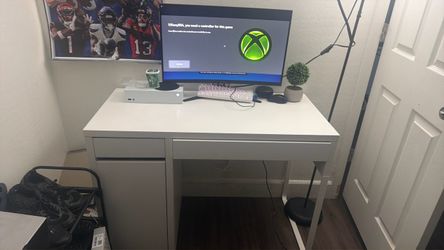 Selling a white desk good condition