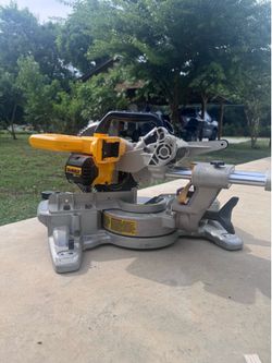 DEWALT 7-1/4-in 20-volt max Single Bevel Sliding Compound Cordless Miter Saw