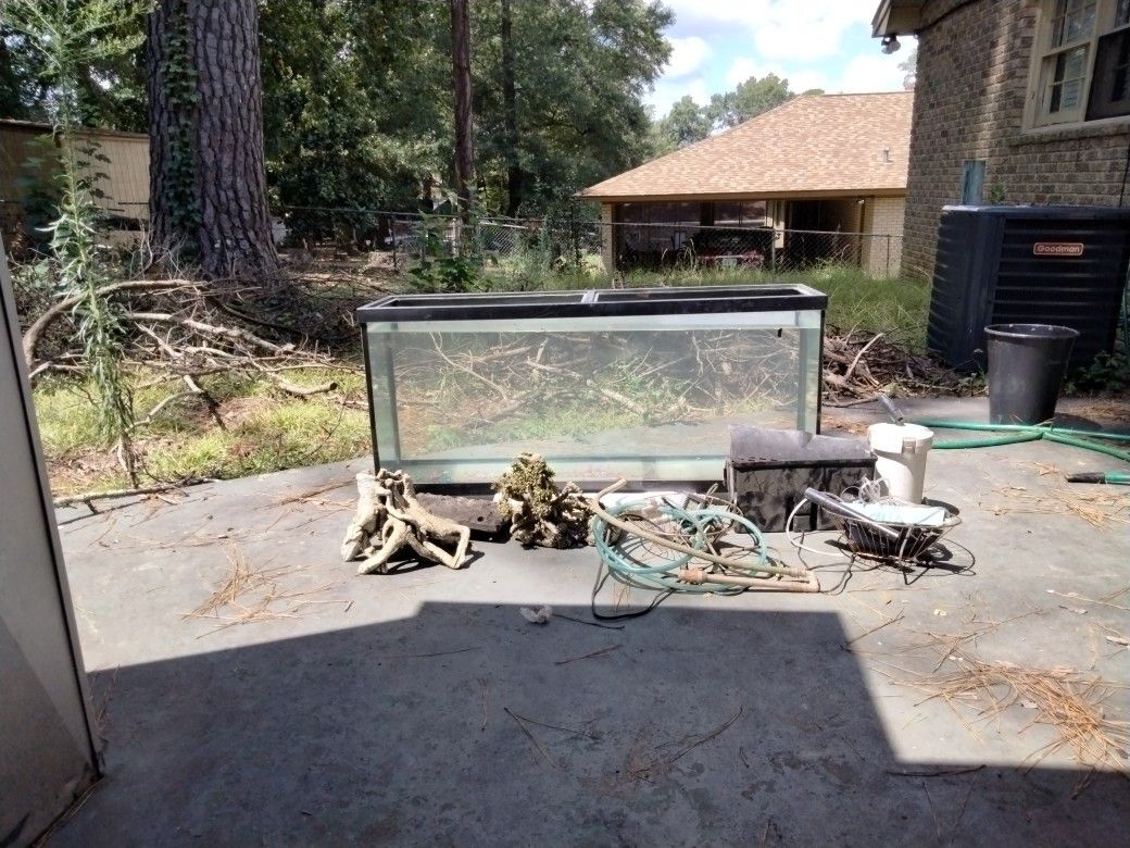 30gallon fishtank Includes Filter, Rocks, And Enclosures