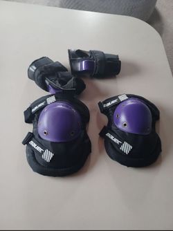 Bauer, knee pads And Matching Wrist Pads. brand new