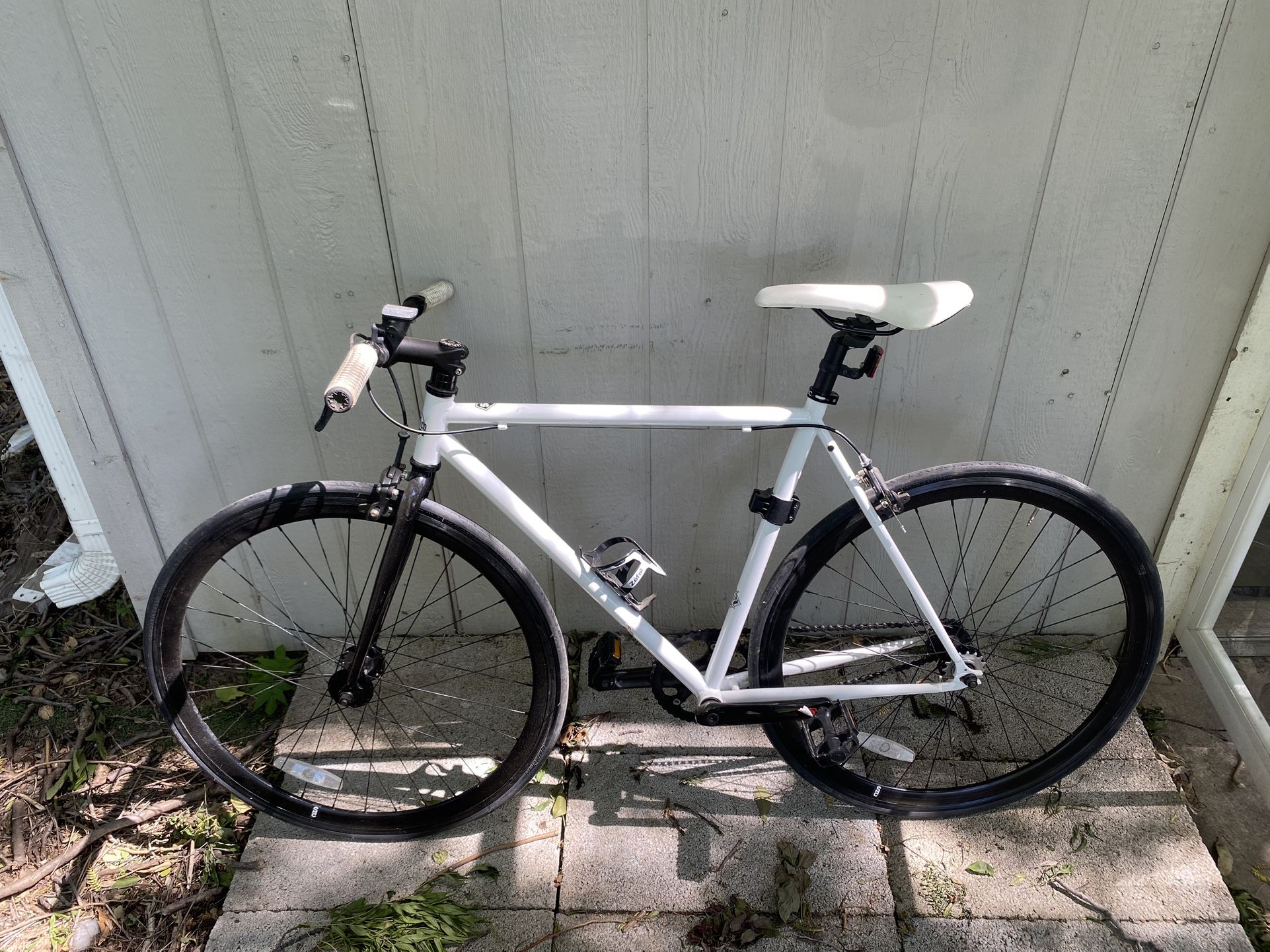 FIXED GEAR BICYCLE “FIXIE”