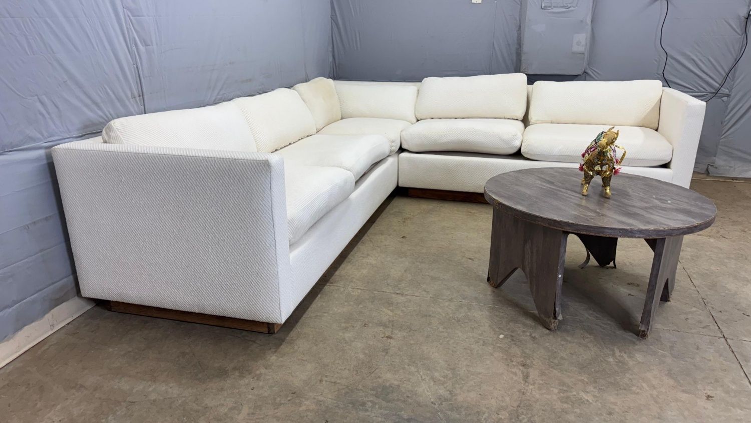 🛋️💥 Off White Sectional 💥 Free Delivery And Financing Available!