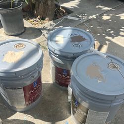 Pintura para bardas o casa no son nuevas pero los botes están llenos