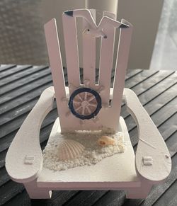 4”-tall, 3”-deep, 3.75”-wide Beach Chair Knick Knack