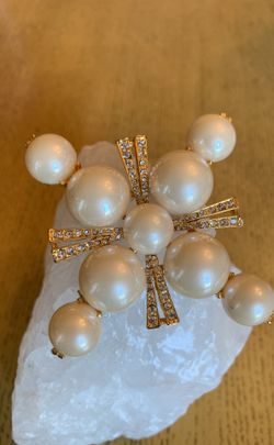 Faux pearls gold tone brooch