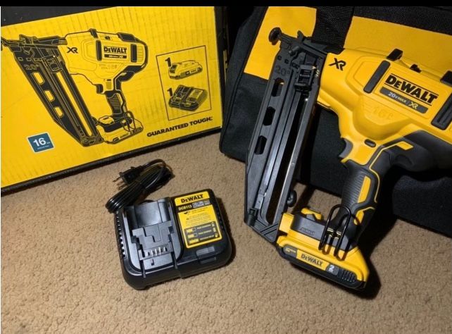DEWALT 20V MAX XR 16-Gauge Electric Cordless Angled Finishing Nailer Kit