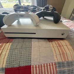 Xbox One With 2 Controllers And Turtle Beach Headset 