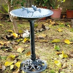 Classic Style Cast Aluminum Bird Bath Will never rust. Will not crack or break like resin or plastic Durable last for a long time, best Bird bath
