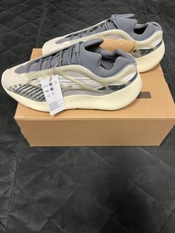 Yeezy 700 V3 Salt 13.5 DS NEW 