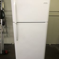 Frigidaire White Apartment Size Refrigerator 