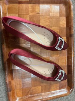 EASY SPIRIT. 10 M. NOT WORN. RED MATERIAL WITH RHINESTONES. SET PRICE.