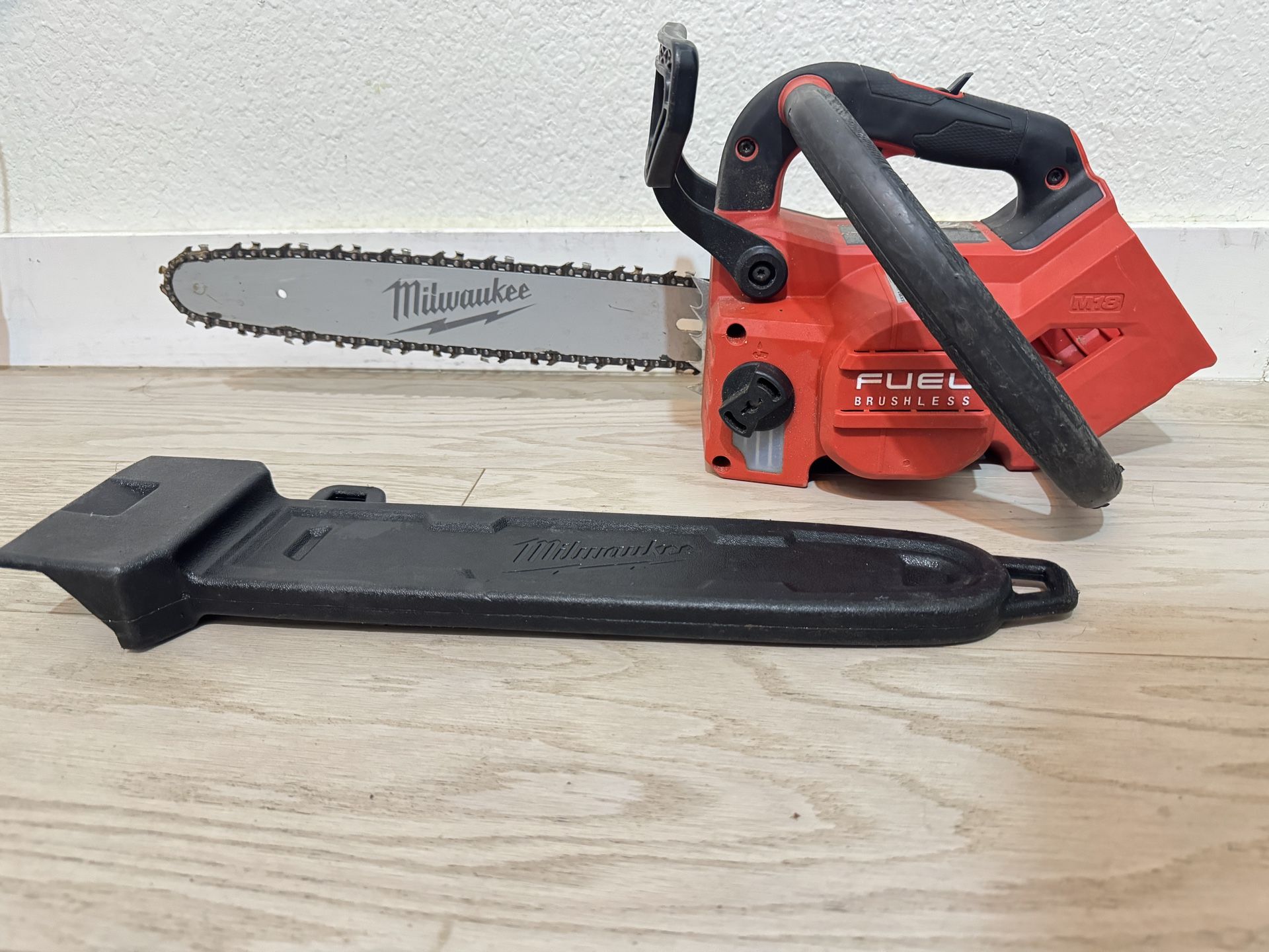 Milwaukee M18 FUEL 2826-20C 12 in. 40 cc 18 V Battery Chainsaw Tool Only