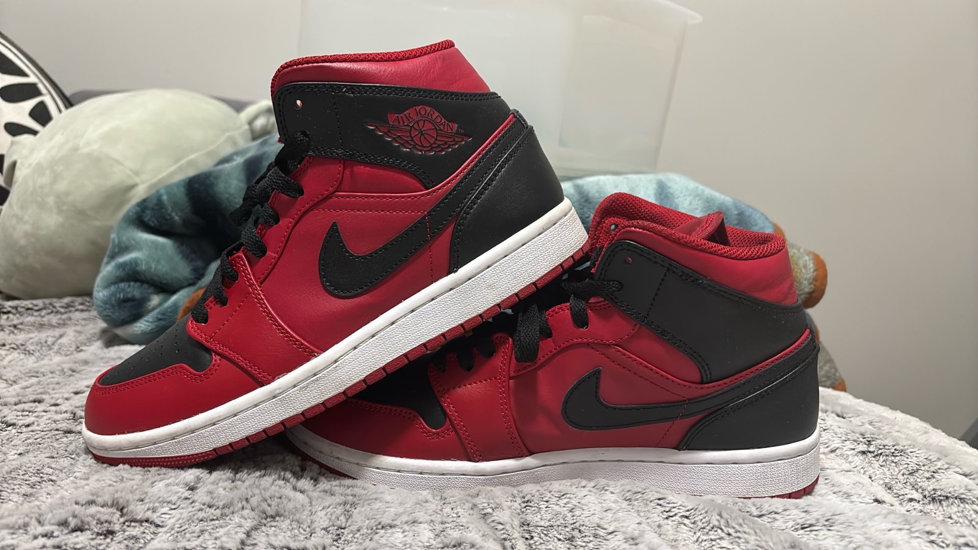Air Jordan 1 Mid Reverse Bred
