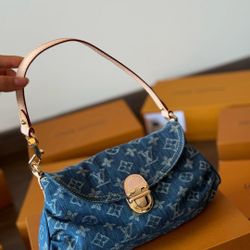 Women's blue 𝐥𝐯 𝐥𝐨𝐮𝐢𝐬 𝐯𝐮𝐢𝐭𝐭𝐨𝐧 denim pleaty bag 