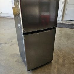 Black 3.5 Cu Feet Bodare Refrigerator and Freezer Unit