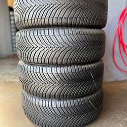 235/55/20. Michelín