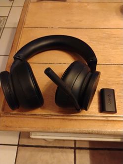 Xbox series X and S Bluetooth wireless headset and Xbox rechargeable battery pack