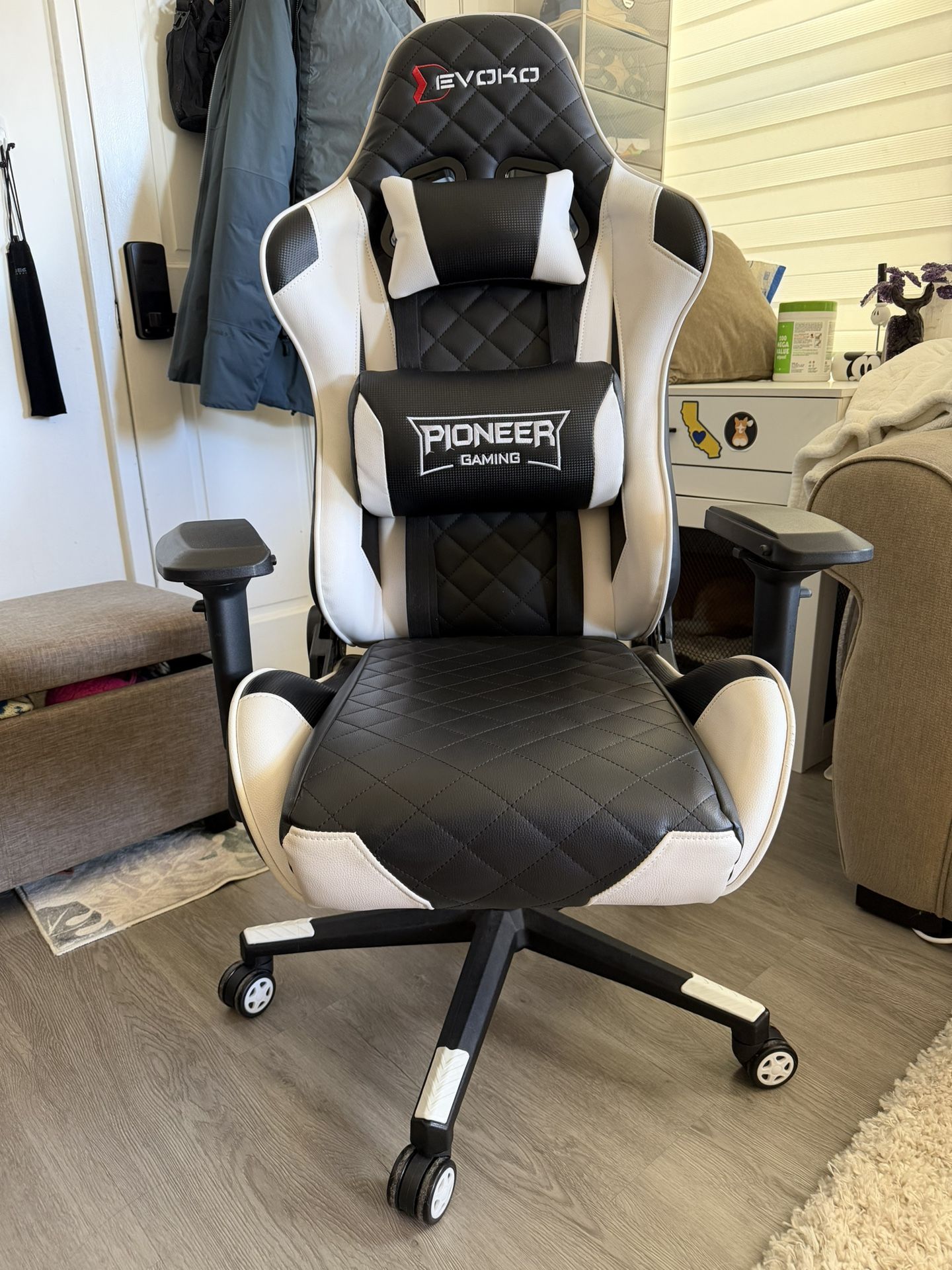 Like New Evoko Pioneer PC Gaming Chair Executive Reclining 8 Functions