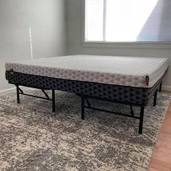 Layla Memory Foam Mattress (Queen) Like New / I can deliver!